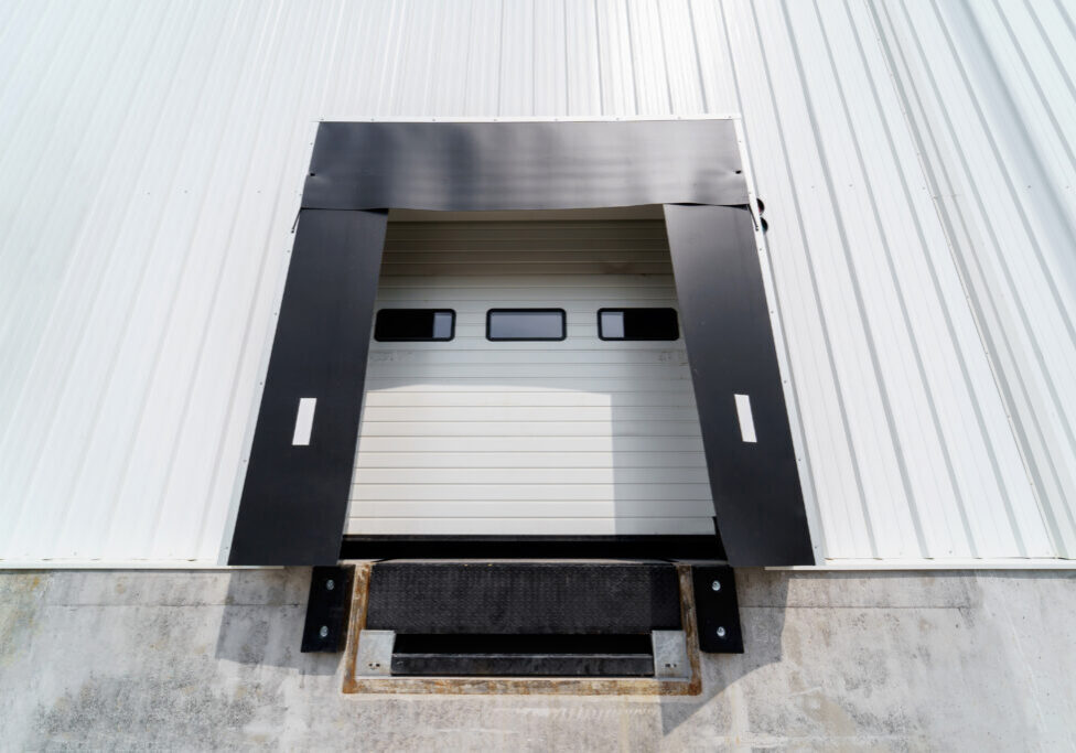 Warehouse gate for loading and unloading cargo in a distributed center